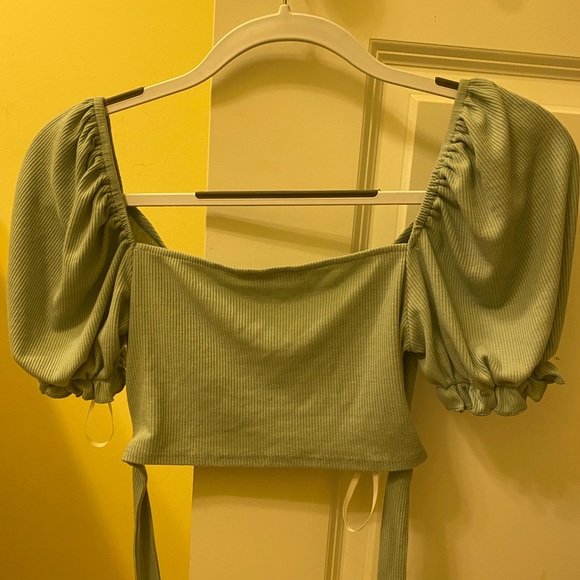 Green tie around crop top - Picture 2 of 3